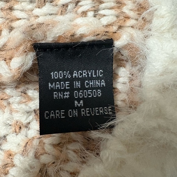 Cute V neck diamond pattern sweater with fringe on sleeves. Muted colors - Picture 6 of 12